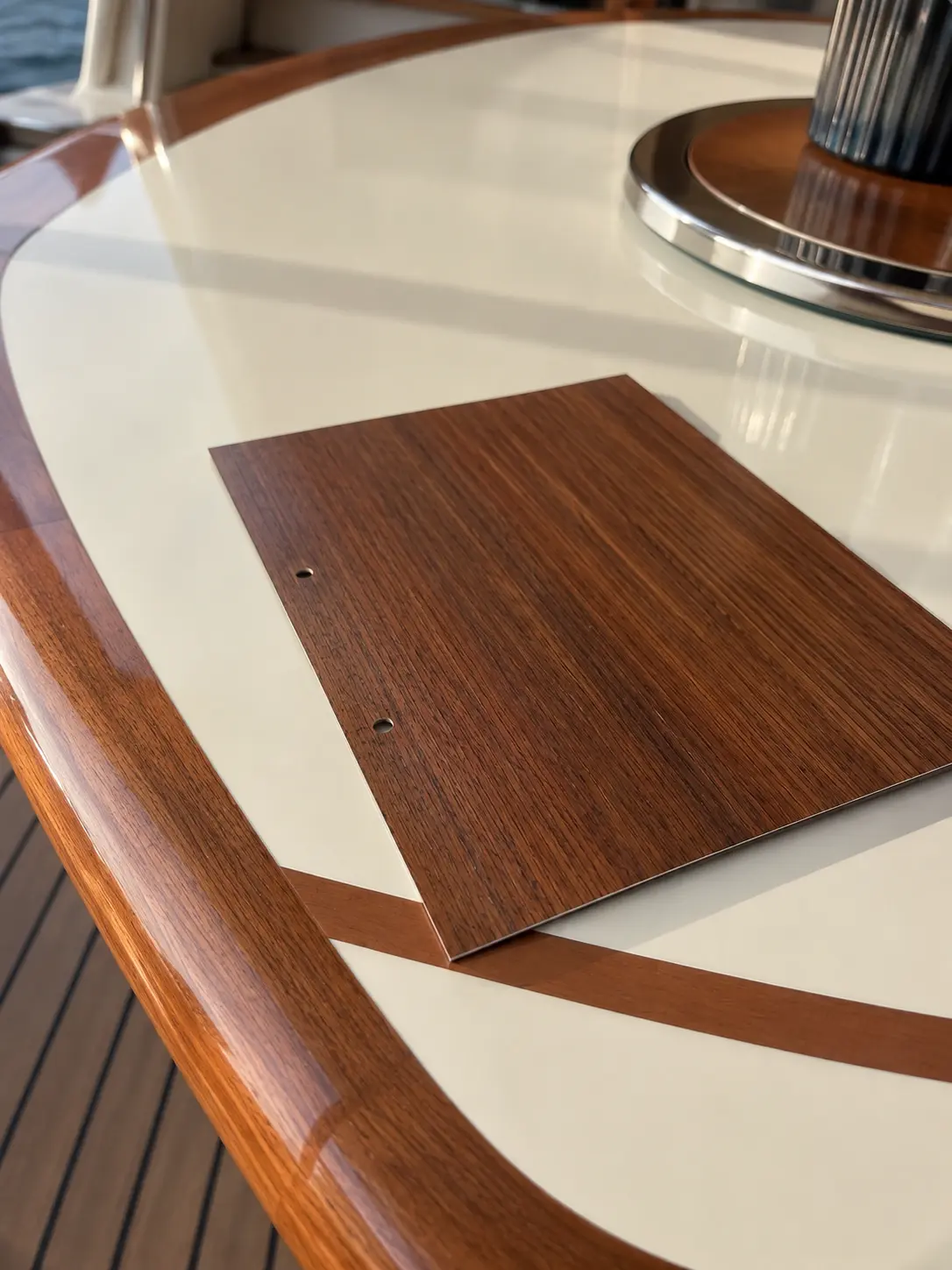 Houten paneel op een hoogglans gelakt tafelblad aan dek